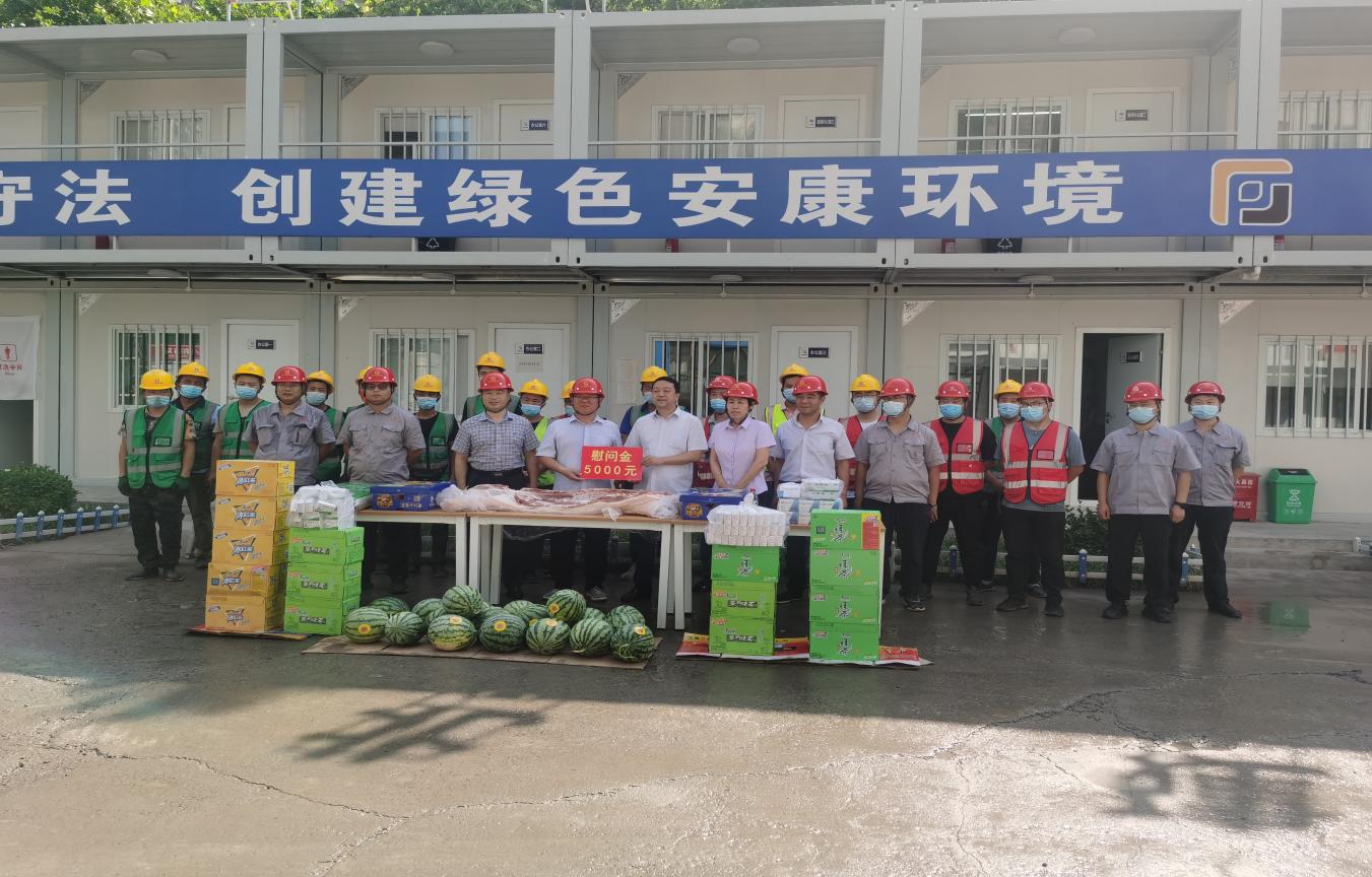 亚搏yabo(中国)工会主席王文利深入装饰公司燕赵保险金融大厦项目慰问施工人员