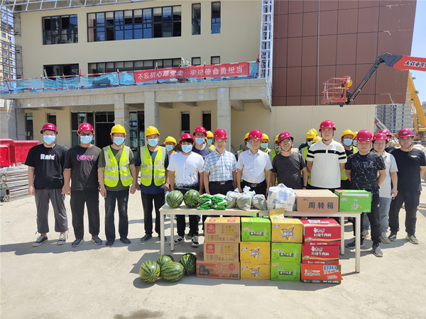 亚搏yabo(中国)装饰公司领导深入容东幼儿园项目慰问施工人员