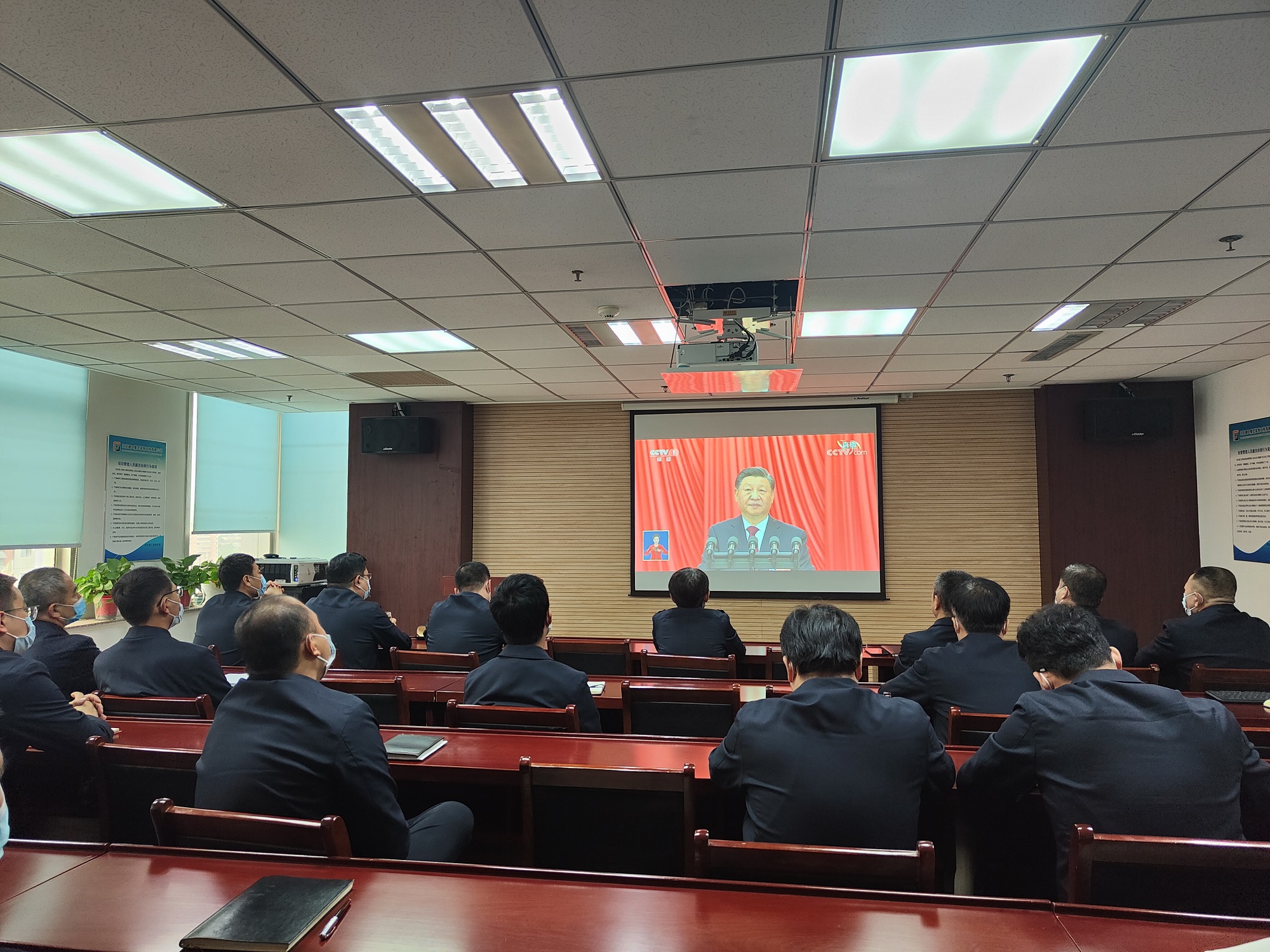 亚搏yabo(中国)装饰公司干部职工收听收看党的二十大开幕盛况