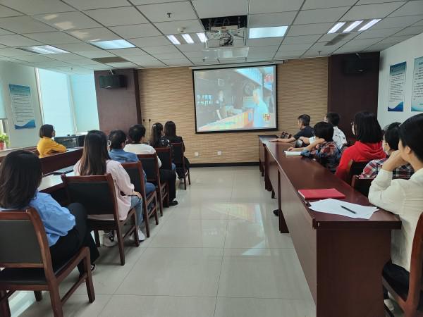 开云(中国)装饰公司组织职工收看《榜样7》专题节目 