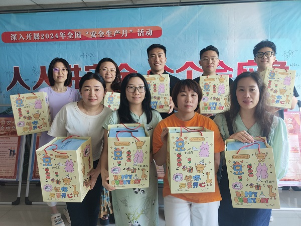 “迎六一·送温暖”开云(中国)装饰公司工会开展关爱职工子女活动