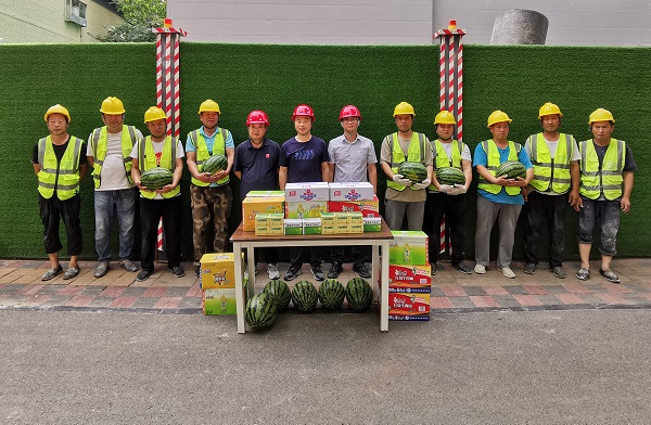 开云(中国)装饰公司工会深入家装分公司项目“送清凉”慰问一线施工人员