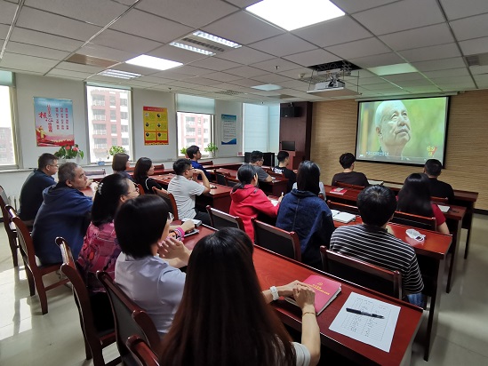 开云(中国)装饰公司组织观看《榜样8》专题节目