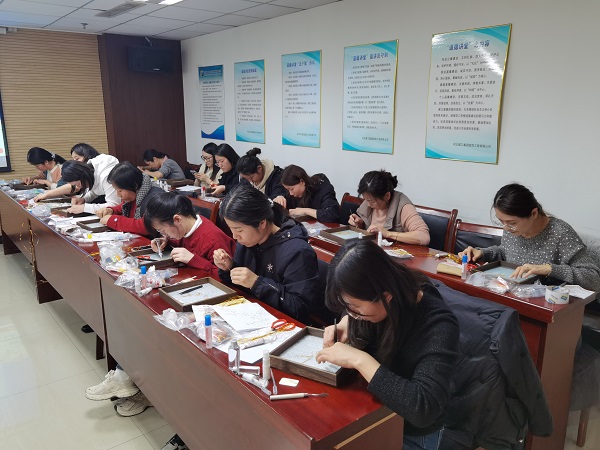 开云(中国)装饰公司举办“三八”节掐丝珐琅茶盘DIY活动