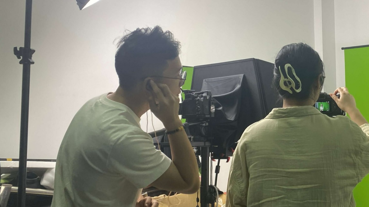 公司成功协助广州南方学院拍摄抠图绿布专业课程说课视频