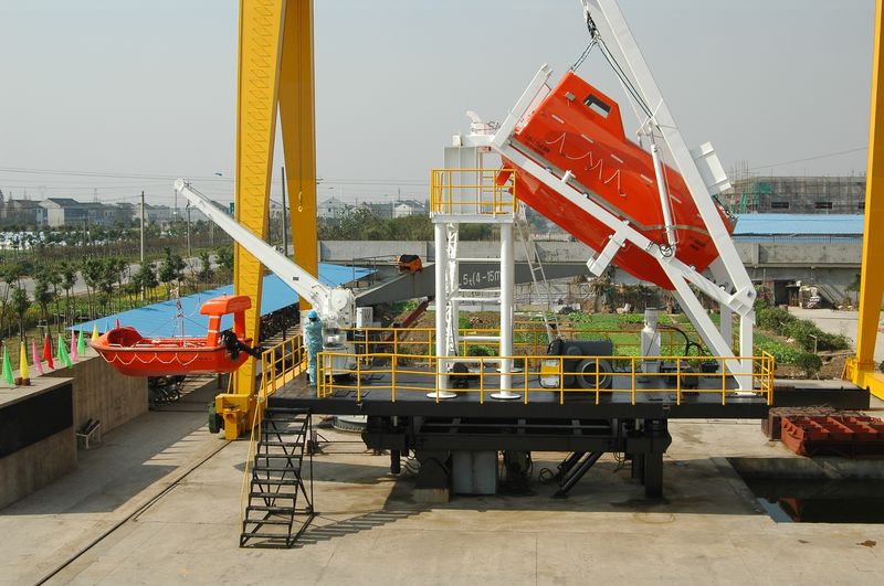 LAUNCHING APPLIANCE OF FREE FALL LIFEBOAT