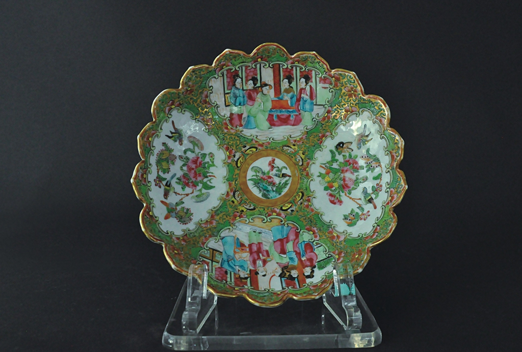 487    广彩描金人物花鸟人物莲花口盘