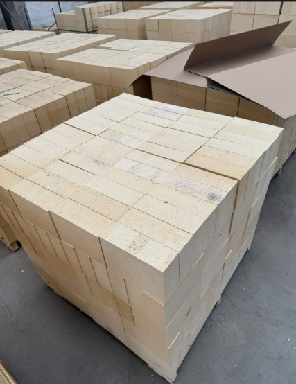 The influence of potassium and sodium content of alkaline substances on refractories