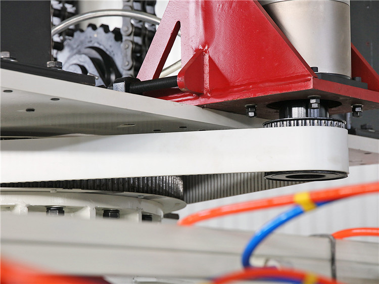 What is the working principle of the color positioning suction machine?