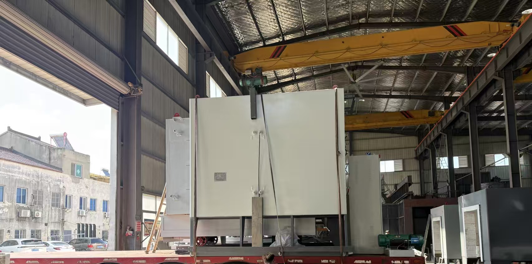 Despite the sweltering summer heat, the Bogie-hearth electric resistance furnace was successfully shipped.