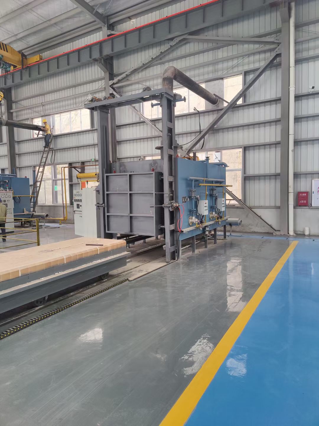 The trolley-type gas boiler has been commissioned and is ready for shipment.