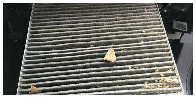 千万别用风枪吹空气滤芯，正确的处理方式是将空气滤芯抖一抖，或轻轻碰碰塑料边框，大部分灰尘就清掉了