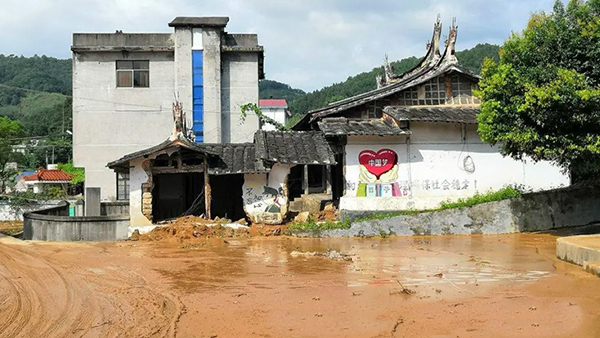 东莞城中村集中降雨导致基地下沉