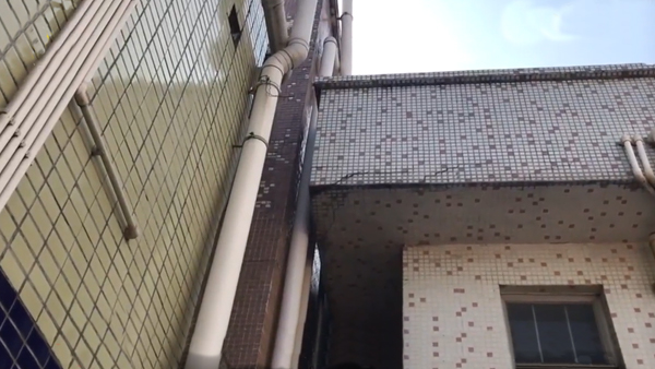 深圳旧小区楼房突发倾斜，居民紧急撤离