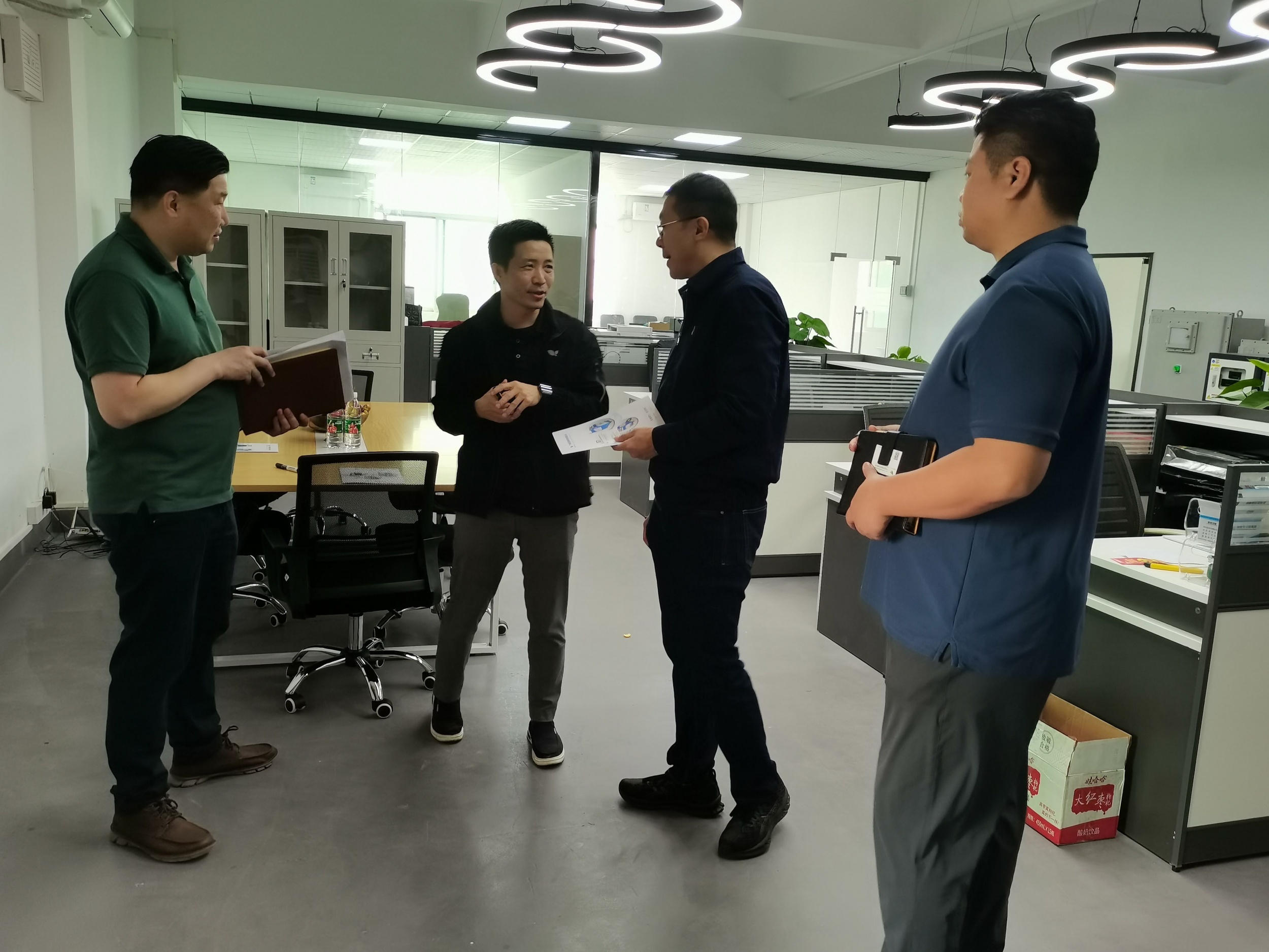 廣州市花都區新雅街道吳書記、許主任一行到訪廣州逸在智能科技有限公司